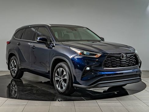 Used 2021 Toyota Highlander XLE AWD/4WD image 3