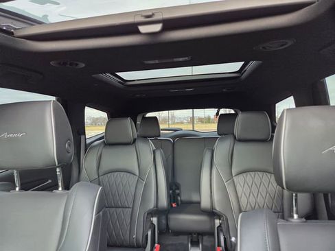 Used 2023 Buick Enclave Avenir w/ Avenir Technology Package image 38