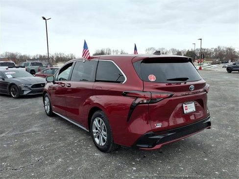 Certified 2021 Toyota Sienna XSE image 6