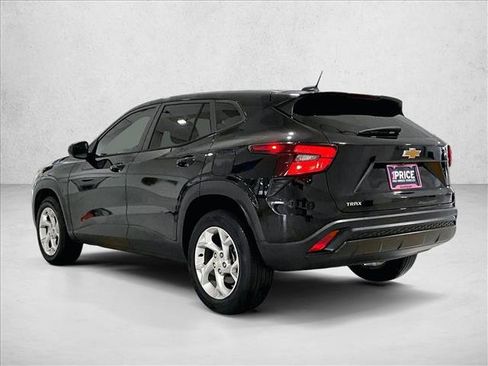 Used 2024 Chevrolet Trax LS w/ LS Convenience Package FWD image 13