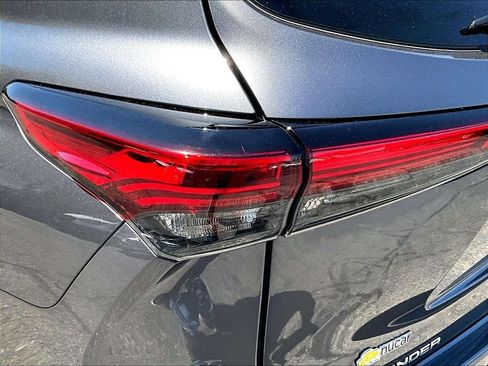 Used 2021 Toyota Highlander XLE AWD/4WD image 34