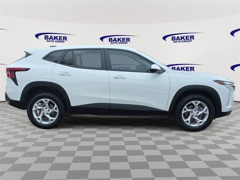 Used 2024 Chevrolet Trax LS w/ LS Convenience Package image 2