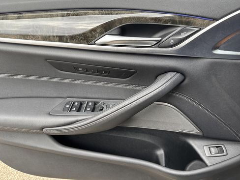 Used 2022 BMW 530i w/ M Sport Package image 9