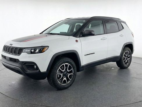 Used 2025 Jeep Compass Trailhawk AWD/4WD image 3