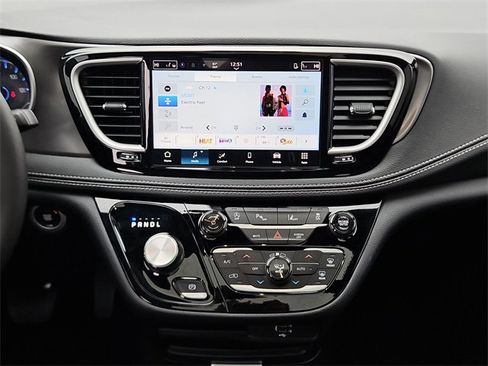 Used 2026 Chrysler Pacifica Select image 6
