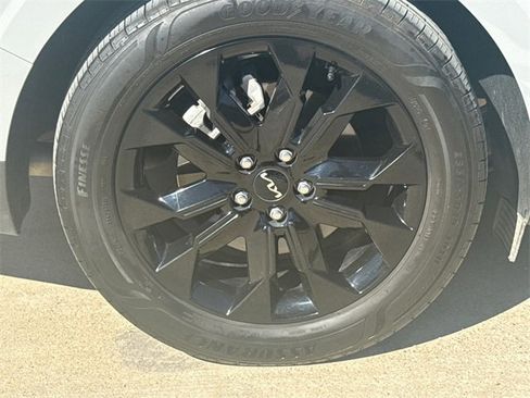 Used 2023 Kia Carnival SX Prestige image 9