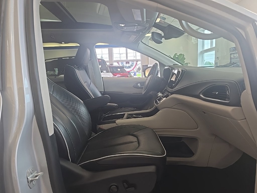 Used 2024 Chrysler Pacifica Limited FWD image 45