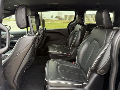 Used 2021 Chrysler Pacifica Limited w/ Uconnect Theater Family Group image 19