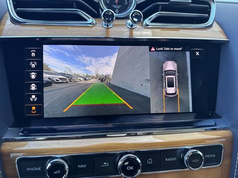 Used 2022 Bentley Bentayga V8 image 24