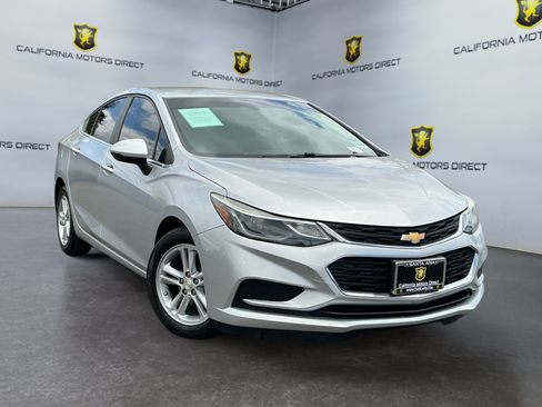 Used 2017 Chevrolet Cruze LT FWD image 3
