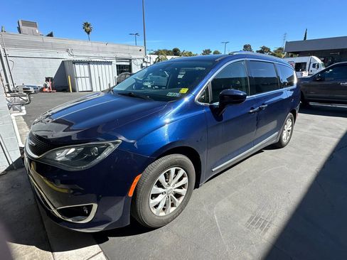 Used 2018 Chrysler Pacifica Touring-L w/ Premium Audio Group FWD image 2