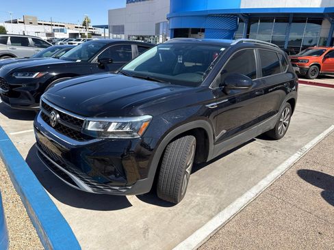 Used 2024 Volkswagen Taos SE FWD image 1