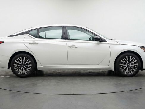 Used 2025 Nissan Altima 2.5 SV FWD image 11