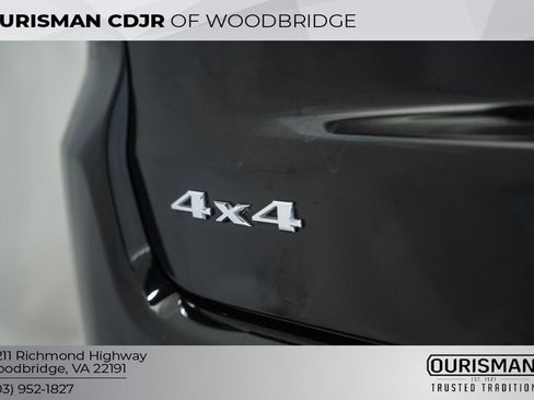 Certified 2025 Jeep Compass Latitude w/ Sun & Sound Group AWD/4WD image 9