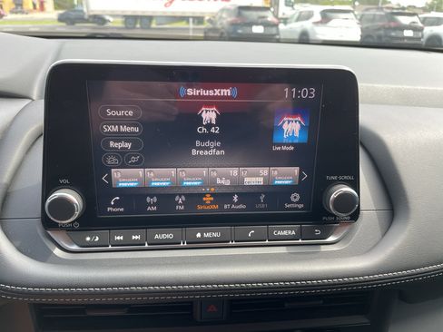 Used 2025 Nissan Rogue S FWD image 23