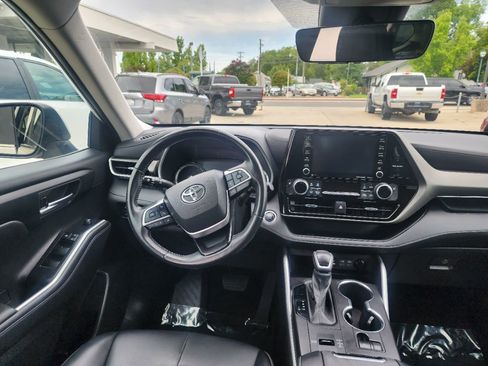 Used 2022 Toyota Highlander XLE FWD image 17