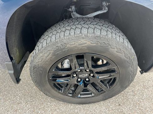 Used 2023 Chevrolet Silverado 1500 Custom Trail Boss w/ LPO, Dark Essentials Package AWD/4WD image 8