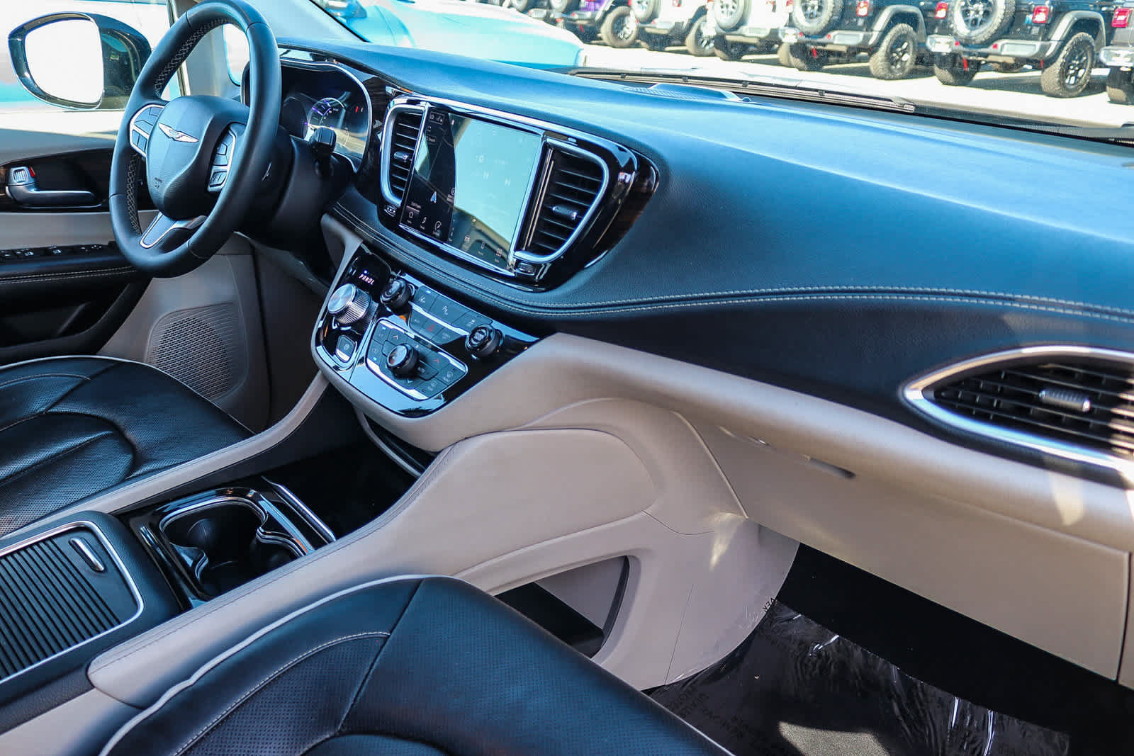 Used 2023 Chrysler Pacifica Limited FWD image 16