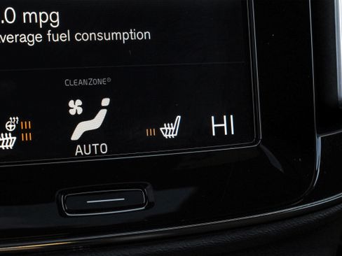 Used 2021 Volvo XC40 T4 R-Design image 32