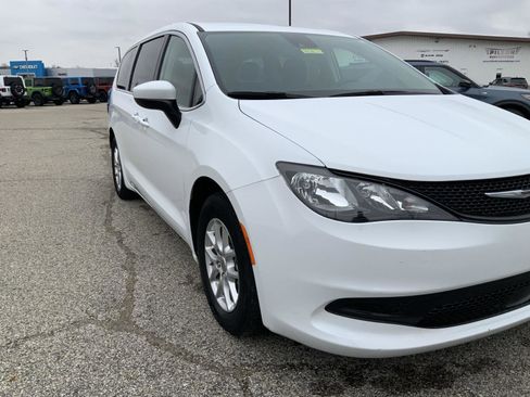 Used 2023 Chrysler Voyager LX image 15