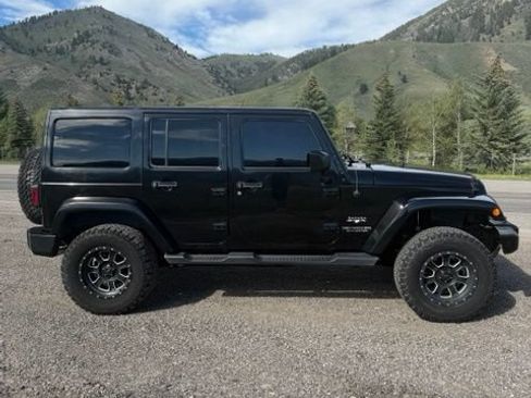 Used 2016 Jeep Wrangler Unlimited Sahara w/ Connectivity Group AWD/4WD image 4