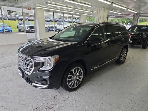 Used 2024 GMC Terrain Denali w/ Denali Premium Package AWD/4WD image 2