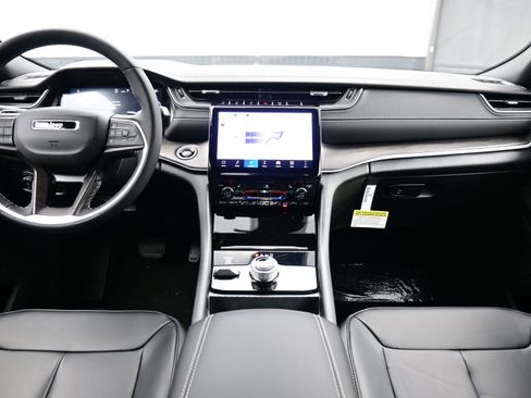 New 2025 Jeep Grand Cherokee Limited image 9