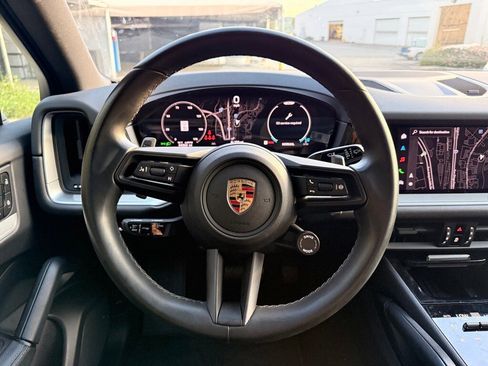 Used 2024 Porsche Cayenne image 15