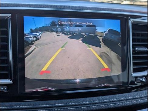 Used 2024 Chrysler Pacifica Select image 13