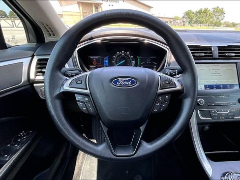 Used 2020 Ford Fusion SE FWD image 5