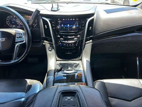 Used 2017 Cadillac Escalade Platinum AWD/4WD image 11