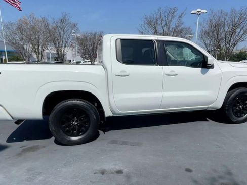 Used 2024 Nissan Frontier SV image 9