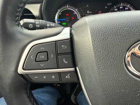 Used 2023 Toyota Highlander LE FWD image 34