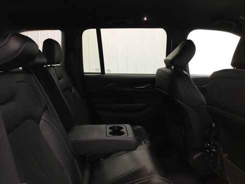 Used 2025 Jeep Grand Cherokee Altitude image 19