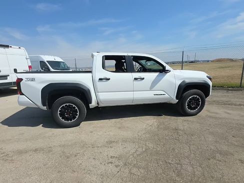 Used 2025 Toyota Tacoma TRD Off-Road image 3