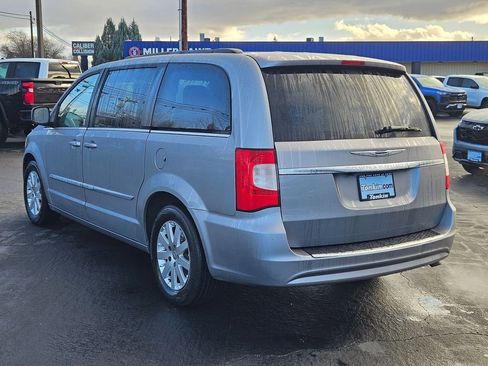 Used 2014 Chrysler Town & Country Touring image 4