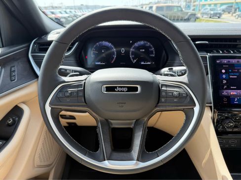 Used 2025 Jeep Grand Cherokee Limited AWD/4WD image 15