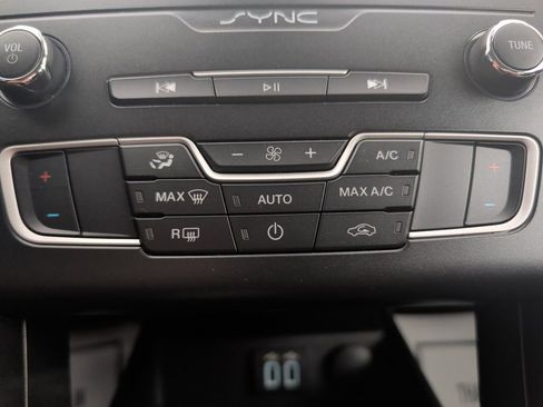 Used 2019 Ford Fusion SE image 16