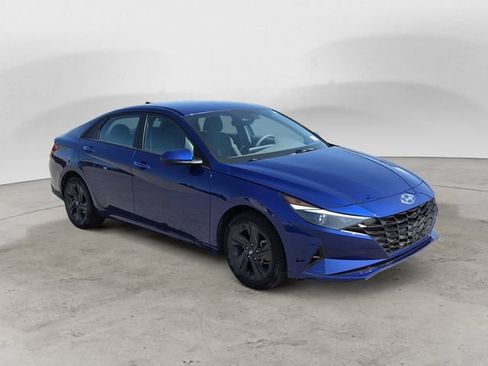 Used 2022 Hyundai Elantra SEL w/ Preferred Accessory Package FWD image 3