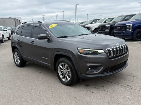 Used 2019 Jeep Cherokee Latitude Plus w/ Comfort/Convenience Group image 2