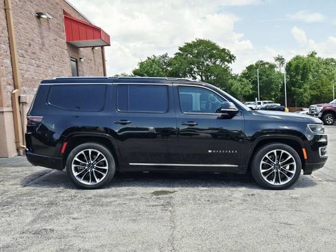 Used 2023 Jeep Wagoneer Series III w/ Premium Group I AWD/4WD image 2