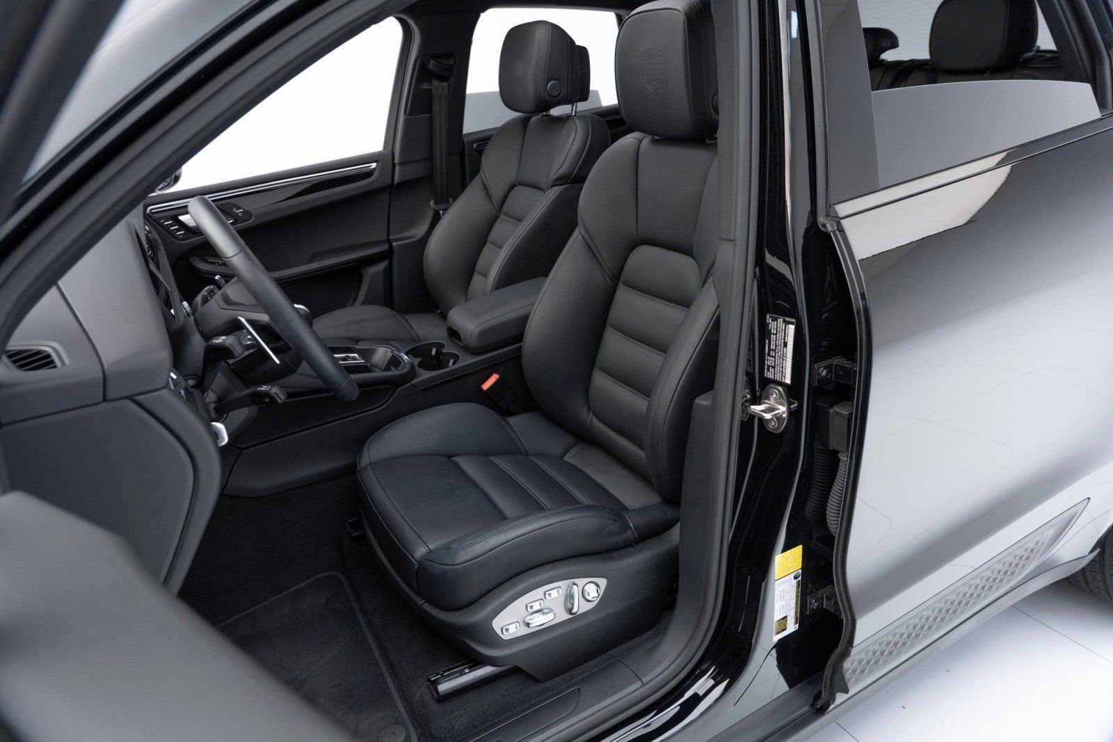 Certified 2024 Porsche Macan AWD/4WD image 5
