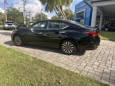 Used 2025 Nissan Altima 2.5 SV FWD image 32