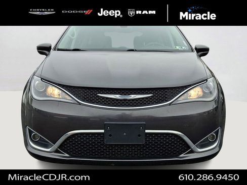 Used 2018 Chrysler Pacifica Touring-L image 2