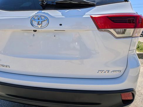 Used 2019 Toyota Highlander XLE AWD/4WD image 18