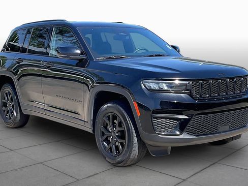 Used 2024 Jeep Grand Cherokee Altitude AWD/4WD image 3