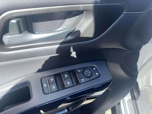 Used 2025 Nissan Pathfinder SV AWD/4WD image 5