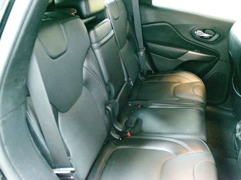 Used 2019 Jeep Cherokee Limited w/ Luxury Group AWD/4WD image 9