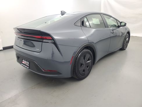 Used 2025 Toyota Prius LE image 4