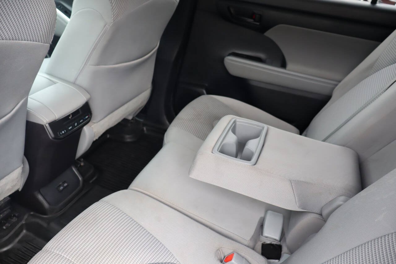 Used 2022 Toyota Highlander LE AWD/4WD image 15